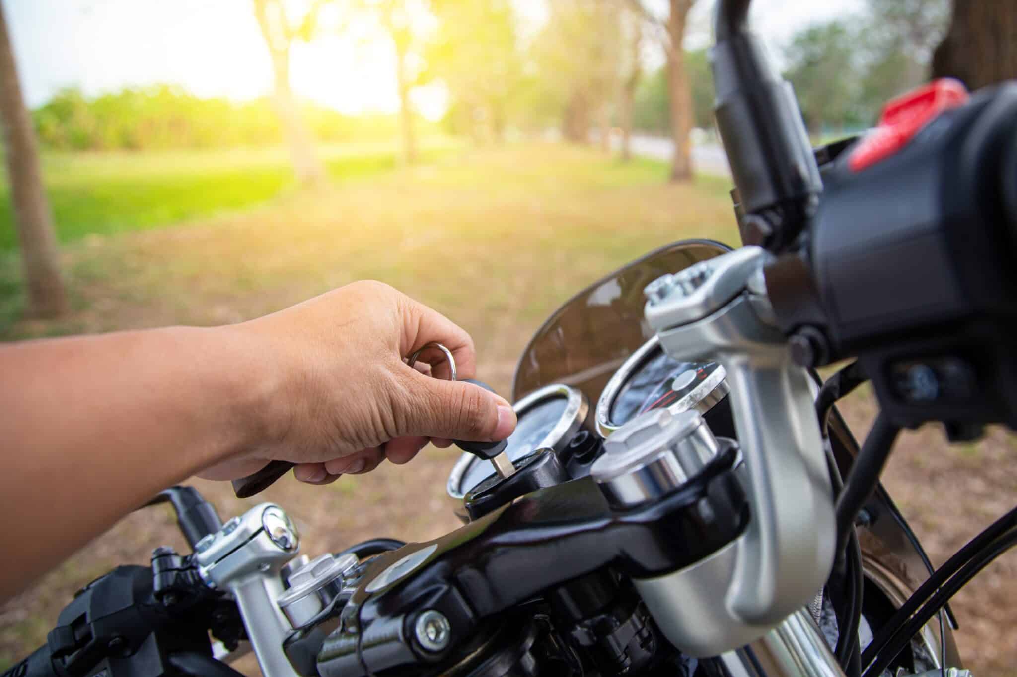 Un motard démarre sa moto